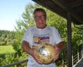 Bild: Thorsten Schreiber
Gerhard Bauer verlost ab 15. September in Zusammenarbeit mit dem Stadtmarketingverein einen Fußball mit den Original-Autogrammen der Weltmeister von 2014. Der Erlös geht an die Fußballmannschaft des Heilpädagogischen Zentrums (HPZ) Irchenrieth. Der Tirschenreuther organisiert für das Team von 15. bis 19. September auch wieder ein Trainingslager auf Mallorca, das dazugehörige T-Shirt hat er für das Gespräch mit Oberpfalz-Medien extra angezogen.