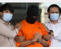 Bild: Firdia Lisnawati/AP/dpa
Der Verdächtige wurde nach seiner Festnahme im Mai in einem orangen Sträflingsanzug der Presse vorgeführt.