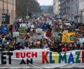 Bild: Monika Skolimowska/dpa
Bislang gibt es EU-Klimaziele für 2030 und 2050. Laut EU-Klimagesetz muss es auch ein verbindliches Ziel für 2040 geben.
