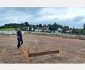 Bild: luk
Schnüre markieren den Platz für das künftige Verwaltungsgebäude von Matthias Langs Garten- und Landschaftsbaufirma. Anfang Oktober soll die Bodenplatte gegossen werden. Im Hintergrund sind die Staatsstraße 2665 und die Ortschaft Löschwitz zu sehen.
