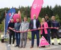 Bild: mfh
Ein Kabel das sprichwörtlich verbindet. Von links: Sebastian Krysa (Breitbandberatung Bayern), Thomas Pirner (VG-Geschäftsführer), Jörk Kaduk (Bürgermeister), Enrico Delfino (Regionalmanager Deutsche Telekom), Jana-Katharina Schleicher (Projektleitung Telekom), Selattin Aydin (Baubegleiter Telekom), Holger Hapke (Baufirma Spie).