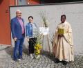 Bild: Florian Schießl
Pfarrgemeinderatssprecherin Sandra Schieder und Kirchenpfleger Günter Schießl heißen Pfarrer Celestine herzlich willkommen
