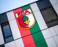 Bild: Matthias Balk/dpa
Bundesligist FC Augsburg zahlt wegen Unregelmäßigkeiten bei Gehaltsabrechnungen eine Geldbuße von einer halben Million Euro.  (Archivfoto)