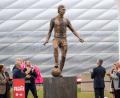 Bild: Leonie Asendorpf/dpa
Franz Beckenbauer steht jetzt als in Bronze gegossenes Denkmal vor der Allianz Arena des FC Bayen München.
