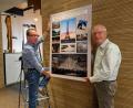 Bild: Paul Zrenner
Der Fotoclub-Vorsitzender Dr. Hartmut Bombosch mit einer der Bildcollagen der Ausstellung "Fotografische Zitate". Kunsthaus-Vorsitzender Wolfgang Horn (links) freut sich über die Bereicherung des Veranstaltungsprogramms an der Kunstgasse.
