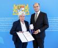 Bild: StMFH/Christian Blaschka
Helga Spies aus Amberg erhält das Verdienstkreuz.