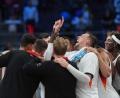 Bild: Sergei Grits/AP/dpa
Gemeinsamer Jubel der Basketballer nach dem Finaleinzug.