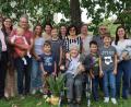 Bild: mrr
Angela Schneider (sitzend, Mitte) feiert ihren 100. Geburtstag gemeinsam mit ihren Kindern, Enkeln und Urenkeln. Auch Pfarrer Slawomir Niemczewski (rechts) und Zweiter Bürgermeister Josef Weinfurtner (links) gratulieren .