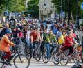 Bild: Armin Weigel/dpa
Auf Fahrrädern ziehen Hunderte Menschen durch München.