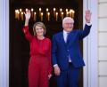 Bild: Bernd von Jutrczenka/dpa
Am Samstag hat Bundespräsident Frank-Walter Steinmeier mit seiner Frau, Elke Büdenbender, viele Gäste beim Bürgerfest im Park von Schloss Bellevue empfangen. Am Sonntag ist Steinmeier beim Finale der Basketball-EM in Riga dabei.