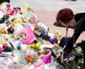 Bild: Jacob King/PA Wire/dpa
Sharon Osbourne legt zum Gedenken an ihren verstorbenen Mann Blumen in Birmingham nieder. (Archivbild)