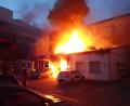 Bild: Berufsfeuerwehr Regensburg
Mehrere Feuerwehren der Stadt Regensburg bekämpften am Samstagmorgen ein Feuer im Nebengebäude einer Firma.