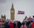 Bild: Joanna Chan/AP/dpa
Angeführt und organisiert wurde die rechte Großdemo von dem bekannten britischen Rechtsextremisten Tommy Robinson.