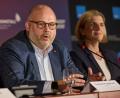 Bild: Georg Wendt/dpa
Bezirksleiter Friedrich, hier neben Lürssen-Managerin Lena Ströbele, will Sicherheit für die Beschäftigten der NVL-Werften. (Archivbild)