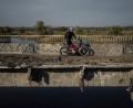 Bild: Evgeniy Maloletka/AP/dpa
Die Brücken über den Fluss Oskil bei Kupjansk sind nach dreieinhalb Jahren Krieg weitgehend zerstört. (Archivbild)