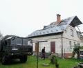 Bild: Czarek Sokolowski/AP/dpa
Ein Mann geht an einem beschädigten Haus vorbei, nachdem russische Drohnen den polnischen Luftraum verletzt haben. (Archivbild)