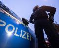 Symbolbild: Marijan Murat/dpa
Polizeibeamte halten den Mofafahrer bei einer Verkehrskontrolle an.