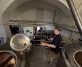Bild: Ina Piehler
Max Märkl mit den Teilnehmern der Führung im Sudhaus der Brauerei Märkl.