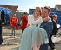Bild: jr
Gekonnt schnitt das Brautpaar aus einem Bettlaken ein Herz heraus, durch das der Bräutigam Florian Baumert seine Braut Julia Kasseckert trug.