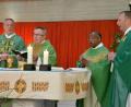 Bild: sche
Pfarrer Eduard Kroher (Zweiter von links) beim Festgottesdienst anlässlich seiner Verabschiedung in den Ruhestand: Das Bild zeigt ihn zusammen mit Pfarrer Josef Irlbacher, Pfarrer Moses Gudapati und Dekan Thomas Helm (von links).