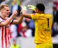 Bild: Tom Weller/dpa
Mit dem SC Freiburg feierte Noah Atubolu (r.) am Samstag den ersten Saisonsieg.