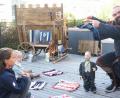 Bild: Hirsch
Mit der Marionette des Komponisten Konrad Max Kunz begrüßte Florian Waldherr (rechts) die Kinder auf der Terrasse des Tourismusbüros und stimmte mit ihnen ein Lied an.