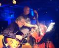 Bild: Kunz
Jazz-Zirkel-Gründer und Gitarrist Alfred Hertrich spielt mit dem Weltklasse-Bassisten František "Franta" Uhlíř aus Prag,