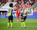 Bild: Harry Langer/dpa
Gut in Form: Dortmunds Maximilian Beier (r.) traf beim Sieg in Heidenheim.