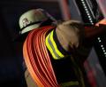 Bild: Marijan Murat/dpa
Feuerwehrleute löschen den Brand in der Wohnung einer Seniorin. (Symbolbild)