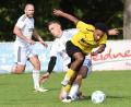 Bild: Gerhard Büttner
So wie in dieser Szene Jamairo Carswell (vorne) war der FC Amberg am Sonntag nicht zu stoppen: Bei der SpVgg Schirmitz triumphierte der Titelfavorit mit sage und schreibe 7:1.