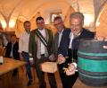 Bild: ubb
Landrat Roland Grillmeier zapfte das erste Fass des neuen Karpfentrunks an.