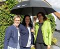 Bild: Roland Wellenhoefer
Noch mit dem Regenschirm in der Hand, doch schon wieder von Sonne begleitet: Bürgermeisterin Marion Höcht und FU-Kreisvorsitzende Tina Zeitler begrüßten Landtagspräsidentin Ilse Aigner (rechts) am Grandlhof.