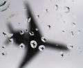 Bild: Julian Stratenschulte/dpa
Ein Flugzeug landet bei Regenwetter. (Symbolbild)