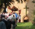 Bild: rha
Durch das mit einem Blumenkreuz geschmückte Portal zieht das Allerheiligste mit den Gläubigen zum Auftakt in die Bergkirche ein.