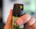 Bild: Bernd Weißbrod/dpa
Nachdem ein Junge Pfefferspray in die Augen bekommen hatte, wurde er zur Untersuchung in ein Krankenhaus gebracht. (Symbolbild)
