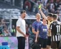 Bild: Christian Charisius/dpa
Schiedsrichter Harm Osmers zeigt Trainer Sandro Wagner (FC Augsburg, l) die gelbe Karte.