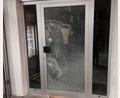 Bild: Bundespolizei Waldmünchen
Mit einem Holztisch hat der Randalierer die Scheibe der Eingangstür zur Wartehalle zerstört.