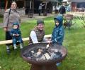 Bild: ubb
Die Familie aus Mitterteich mit Oma Nahide und Vater Manfred sowie den Kindern Dean (rechts) und Sammy (links) hatte ihren Spaß beim Stockbrot-Grillen.