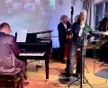 Bild: Gerhard Krones
Romy Börner mit ihren Musikern Norbert Ziegler (Klavier), Markus Fritsch (Bass) und Oliver Hien (Geige) unterhielt das Publikum mit Schlagern und Gassenhauern aus den Goldenen Zwanzigern.