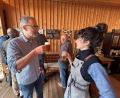 Bild: ck
Reinhard Fütterer und seine Tochter Johanna stoßen am Sonntagvormittag auf ihre Ausstellung "Zoigl im Strom der Zeit" an. Die Bilder auf Alu-Dibond zeigen auf besondere Art und Weise die Prozesse des Bierbrauens.