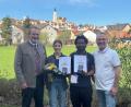 Bild: Constanze Reil
Nabburgs Bürgermeister Frank Zeitler (links) besuchte die Auszubildenden Colline Lobinger und Paulo Epalanga im Ausbildungsbetrieb und gratulierte ihnen und Ausbilder Rudolf Reil zu ihrer Leistung im Wettbewerb.