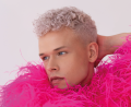 Bild: Marcel Küfer/exb
Tobias Born, der queer-feministische Comedian, erobert die Comedy-Szene mit seinem einzigartigen Stil und scharfen Witz. Am 24. Oktober ist er bei der Comedy-Nacht in der Kulturscheune dabei.