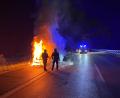 Bild: Feuerwehr Schwarzenfeld
Fahrzeugbrand auf der A93 in der Nacht auf Sonntag. Es ist der erste Einsatz des neuen LF 20 der Feuerwehr Schwarzenfeld.