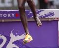 Bild: Michael Kappeler/dpa
Mehr als 2.500 Meter mit nur einem Schuh unterwegs: Daisy Jepkemei.