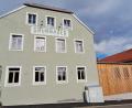Bild: fks
Im Sonnenschein erstrahlt die fertiggestellte Fassade zur Bernsteiner Straße in Premenreuth. Der Schriftzug "Landgasthof Grünbauer" weist auf die Nutzung des Gebäudekomplexes hin. Im Inneren geht es zunächst mit dem Fußboden weiter.