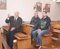 Bild: pi
Altbürgermeister Albert Kick (links) schildert die Geschichte der Pfarrkirche. Zu den am Beginn seines Vortrags zwei Besuchern kamen später weitere dazu.
