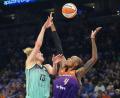 Bild: Darryl Webb/AP/dpa
Fiebich (links) holte am Ende einen wichtigen Rebound und gewann das erste Playoff-Spiel mit den New York Liberty.