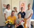 Bild: Kliniken Nordoberpfalz AG
Milena und Stefan Plößner freuen sich über die Geburt ihrer Tochter Emily. Oberärztin Dr. Sophie Heine (hinten, rechts), Hebamme Julia Volkmer, PA Katharina Käs und Pflegekraft Bianca Weiß gratulieren.