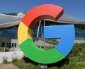 Bild: Andrej Sokolow/dpa
Google weitete die mit KI erstellen Zusammenfassungen über Suchergebnissen unter dem Druck neuer Rivalen aus. (Archivbild)