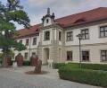 Bild: Stephanie Hladik
Zwei Bäume standen ursprünglich vor dem Keramikmuseum in Weiden. Nach der Fällung des rechten Baumes ist von diesem nur noch ein Stumpf übrig. Einen Ersatz gibt es bisher nicht.